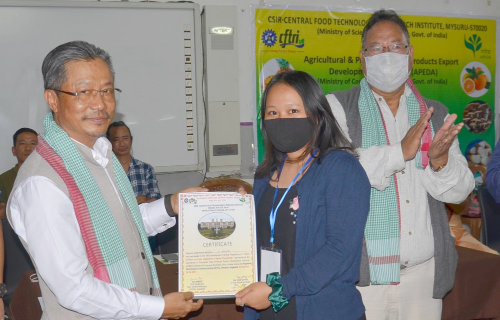 BAN president Mongkum giving away certificates from CFTRI on completion of the course.